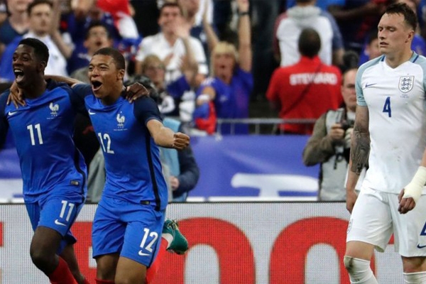 Kết quả bóng đá hôm nay: 11 người Anh thua 10 người Pháp
