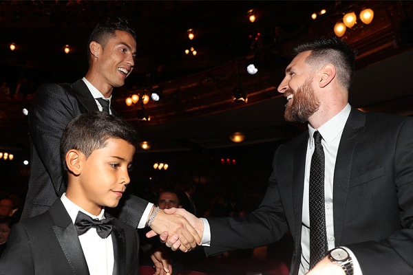 Ronaldo và Messi tay bắt mặt mừng trong lễ trao giải của FIFA