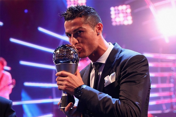 Ronaldo đoạt danh hiệu Cầu thủ xuất sắc nhất FIFA 2017