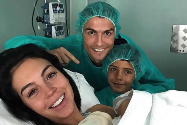 Bạn gái Ronaldo sinh bé gái Alena Martina