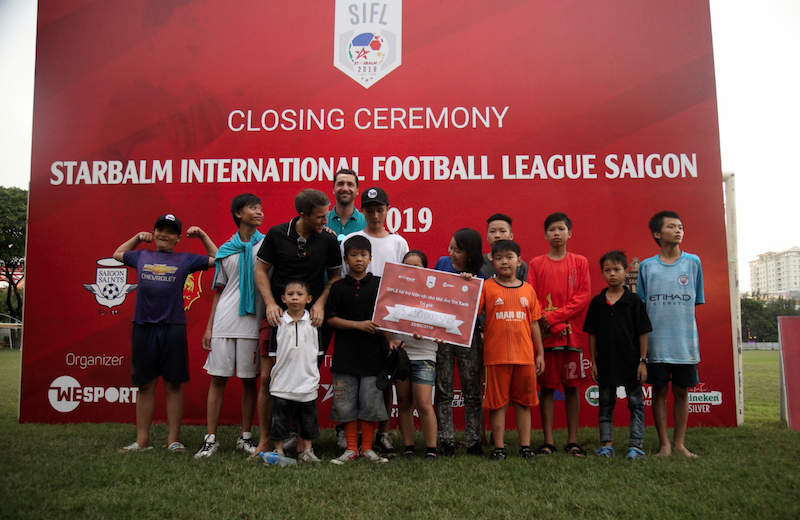 Giải bóng đá phong trào SIFLS mang niềm vui đến trẻ em mái ấm Tre Xanh