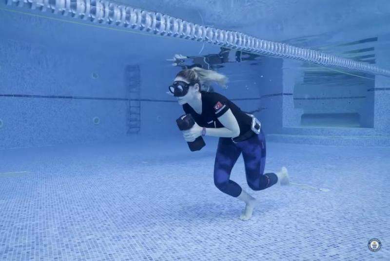 Xem Thợ lặn tự do phá kỉ lục 'đi bộ dưới nước' với 267 bước 