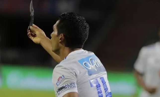 Fan hâm mộ 'ném dao' vào cầu thủ đội bạn tại một trận đấu ở Colombia