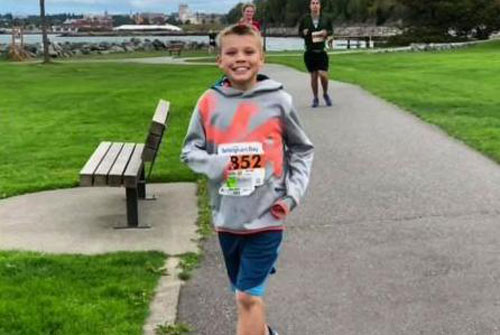 Cậu bé 11 tuổi chạy hơn 20 km, phá kỷ lục thế giới