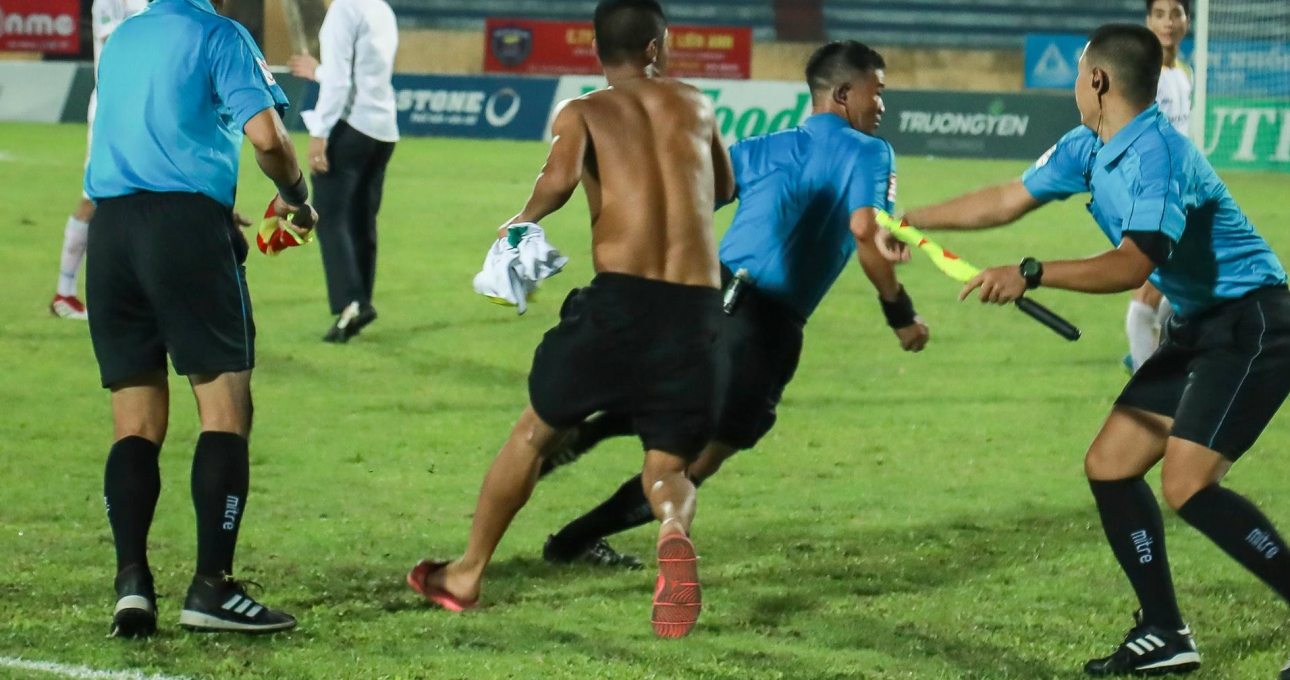 Trọng tài V-League bị 'quây' bởi hooligan Nam Định