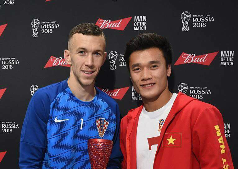 Thủ môn Tiến Dũng rạng rỡ trao giải Cầu thủ xuất sắc nhất trận Anh - Croatia