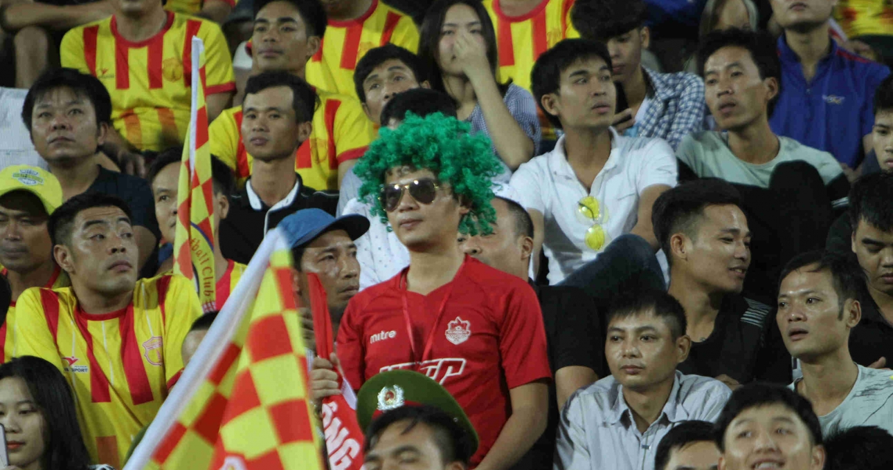 Khán giả đi xem Nam Định đấu HAGL áp đảo sân cỏ cả nước