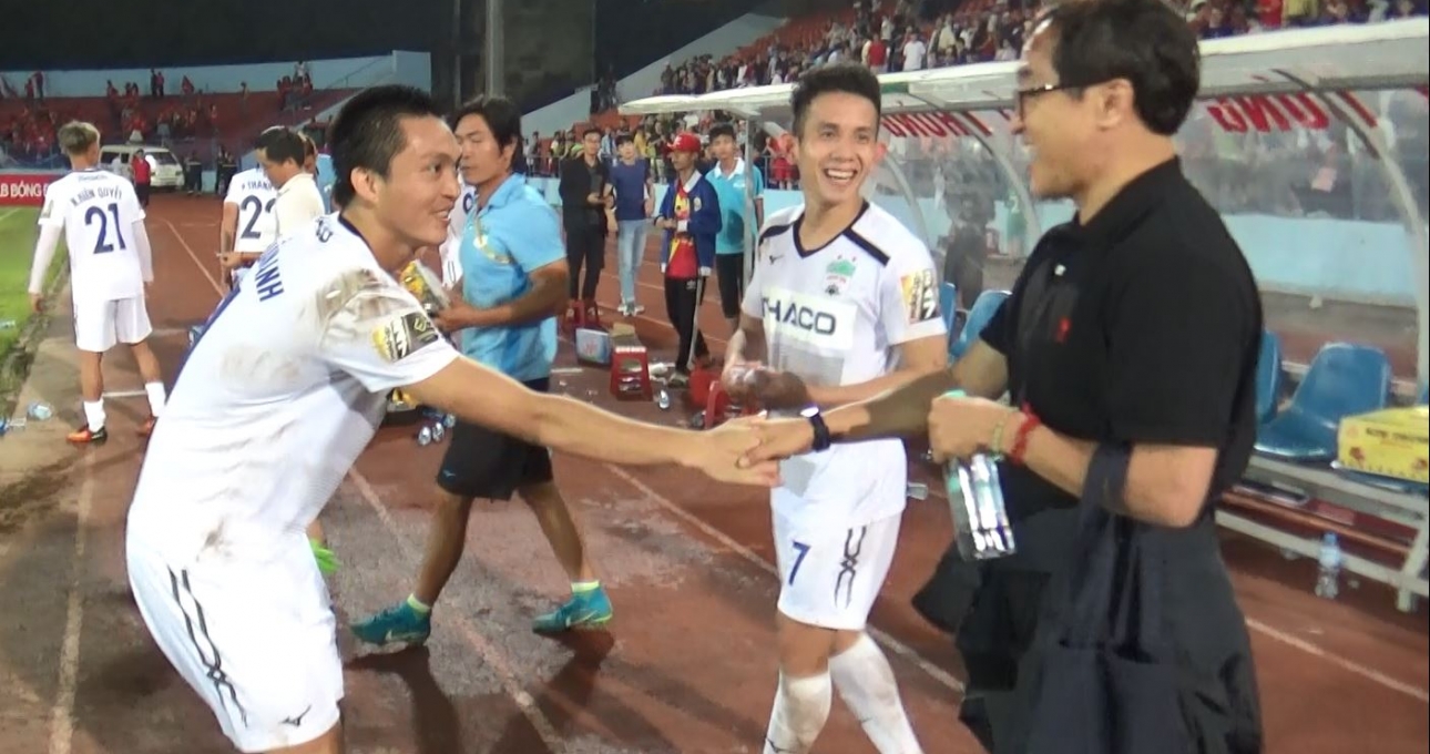 HLV Lee Young-jin xuống sân động viên Tuấn Anh sau trận Hải Phòng