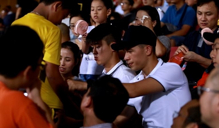 VIDEO: Phụ huynh Đình Trọng, Duy Mạnh cười nắc nẻ khi con trai kí tặng NHM
