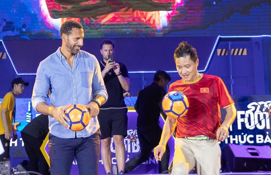 Rio Ferdinand đá bóng với Huyền thoại Việt Nam, gây sốt phố đi bộ Hồ Gươm