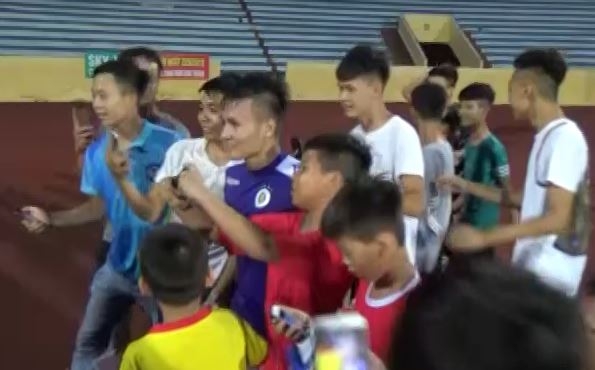 VIDEO: CĐV Nam Định không 'buông tha' cho Quang Hải với bàn chân chườm đá