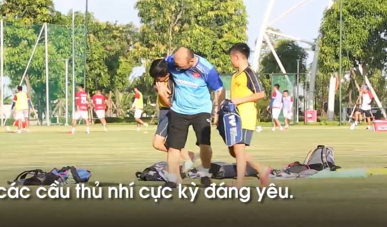 VIDEO: HLV Park Hang-seo 'bắt nạt', tét mông các cầu thủ nhí ở PVF