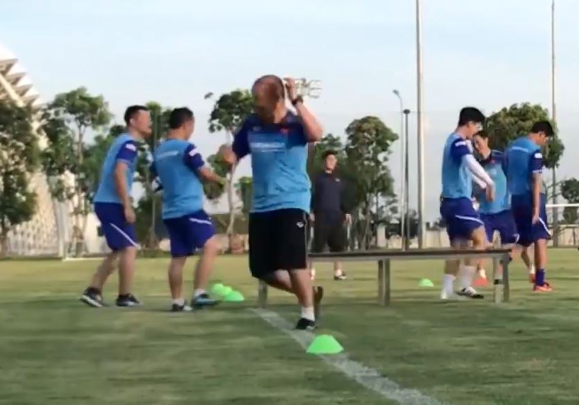 VIDEO: 'Tuyệt kỹ' đá bóng siêu lầy của thầy Park khi tập trung U22 VN tại PVF