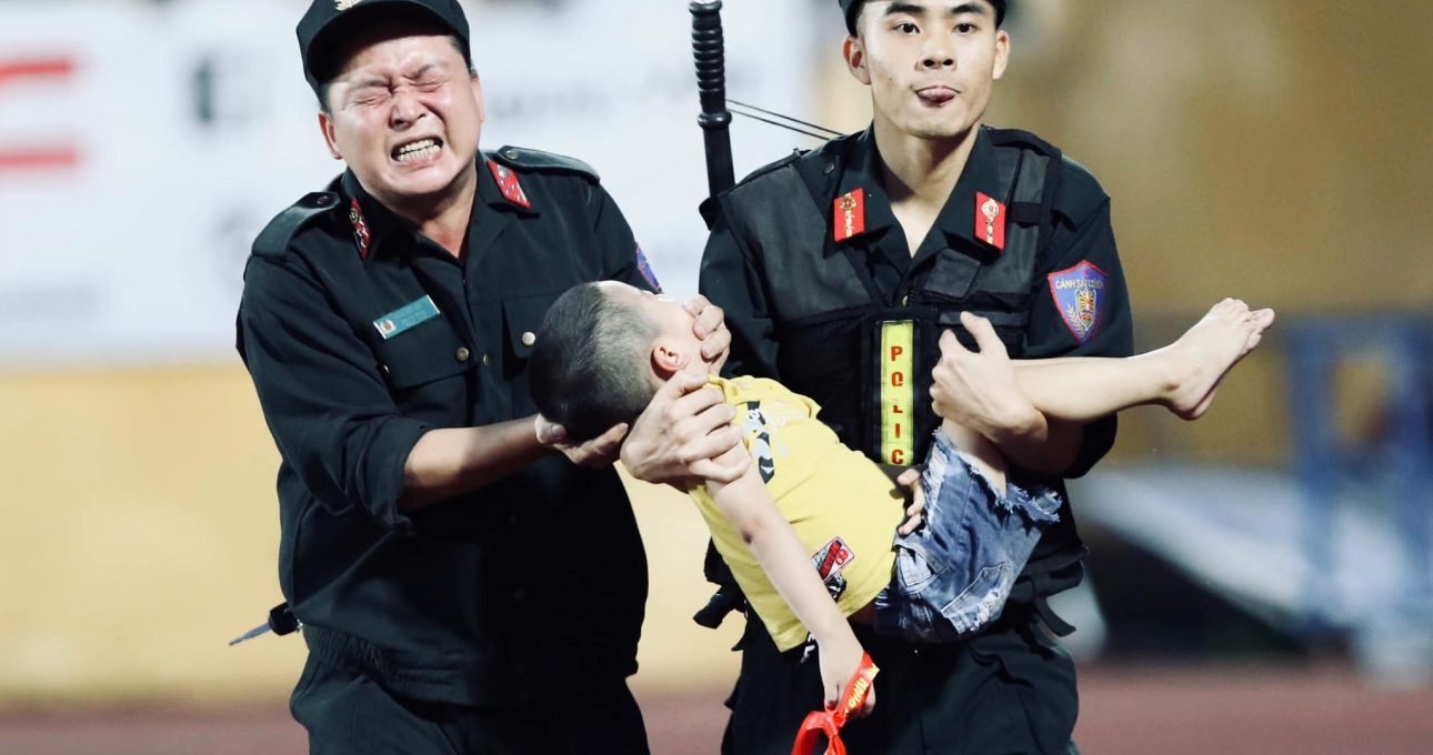 Chiến sĩ cảnh sát chịu đau để cứu người trong trận Nam Định vs HAGL