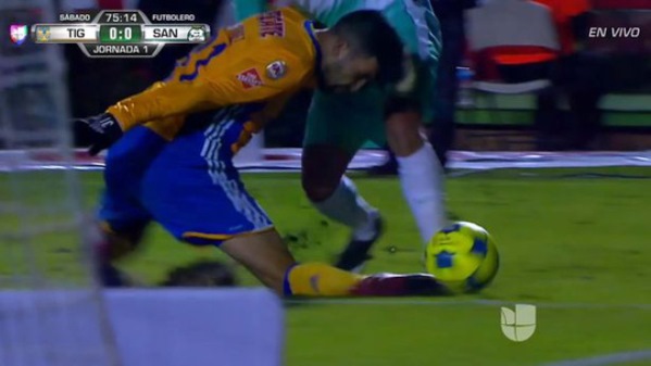 VIDEO: Cầu thủ gãy chân kinh hoàng sau pha tắc bóng lỗi
