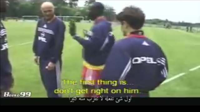 VIDEO: Xem hậu vệ Pháp bàn cách lấy bóng của Rô béo năm 1998