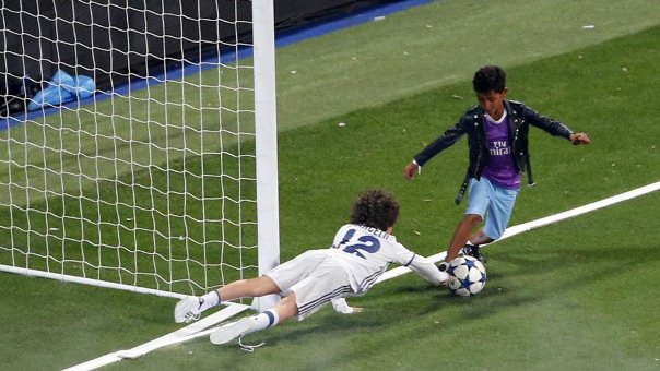 Con trai Ronaldo solo ghi bàn như Messi sau chung kết C1