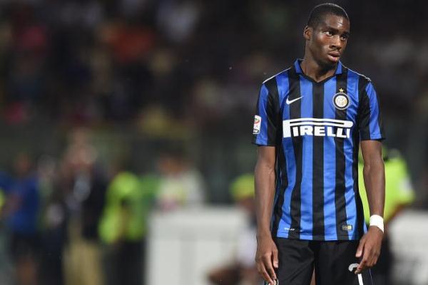 VIDEO: Sao Inter Milan phản lưới khó tin từ khoảng cách 40m