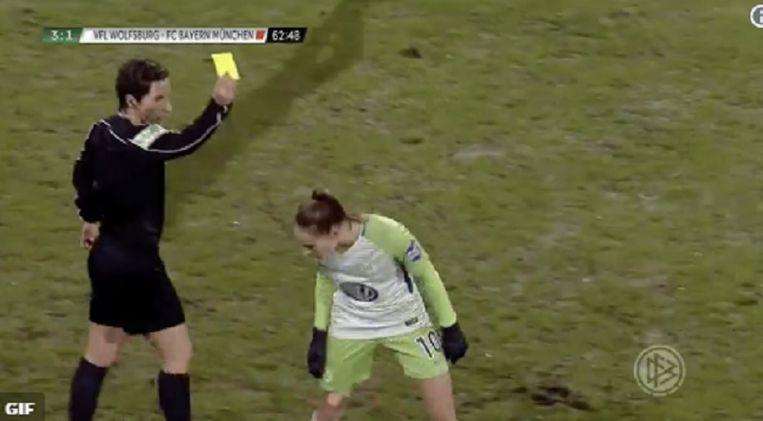 VIDEO: 'Hazard nữ' của Bỉ nhổ nước bọt phản đối trọng tài