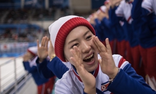 VIDEO: Nữ CĐV Triều Tiên bị bạn nhắc vì vỗ tay cho VĐV Mỹ