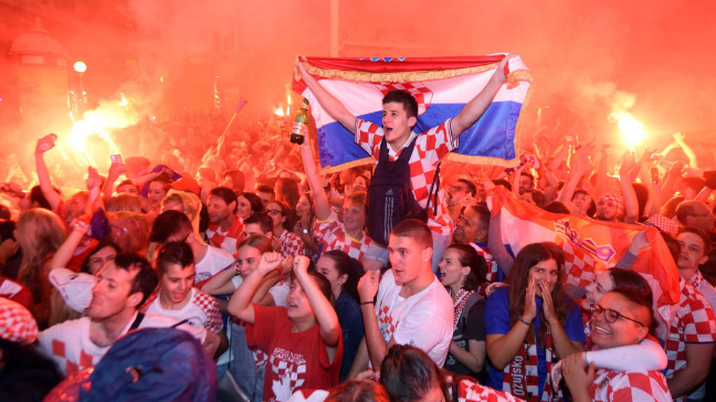 Khoảnh khắc CĐV Croatia ăn mừng chiến thắng lịch sử của đội nhà