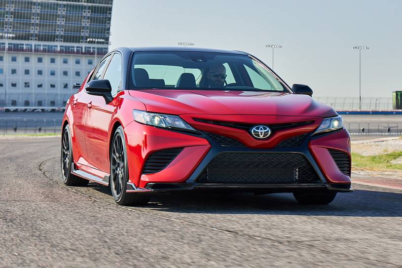 Toyota Camry bán chạy nhất phân khúc sedan hạng D tại Việt Nam