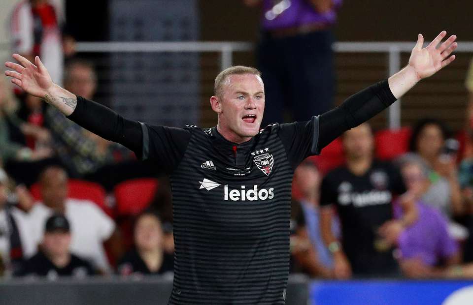 VIDEO: Rooney lĩnh thẻ đỏ trực tiếp sau pha vào bóng ghê rợn