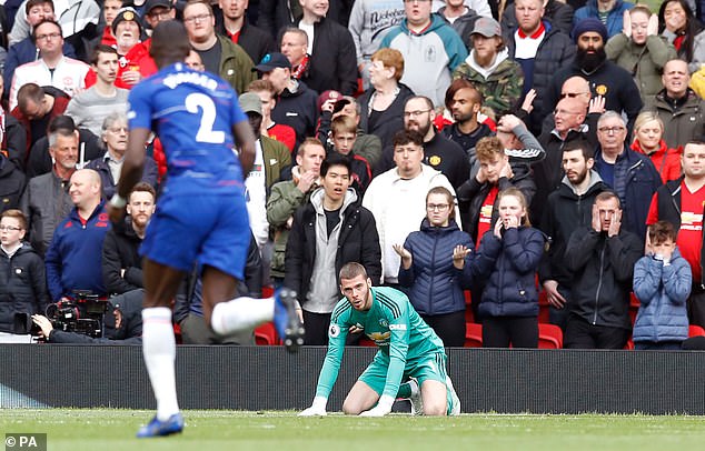 Gary Neville: 'De Gea hãy tránh xa bóng đá'