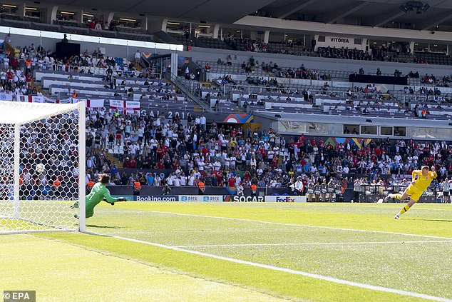 VIDEO: Cú sút penalty sấm sét của thủ môn tuyển Anh - Pickford 