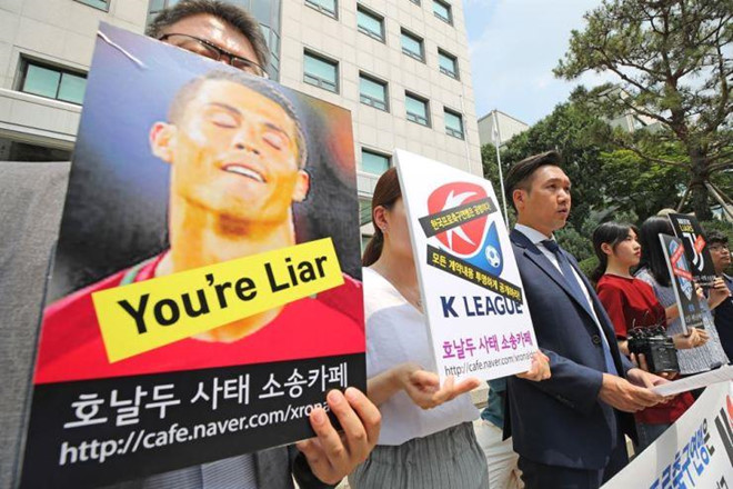 Vượt 8000km đến chất vấn Ronaldo, CĐV Hàn Quốc nhận cái kết đắng 