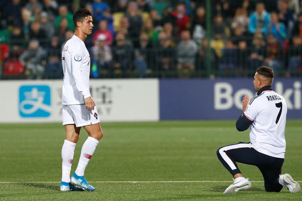 Fan hâm mộ quỳ gối trước Ronaldo trong ngày CR7 lập kỉ lục 