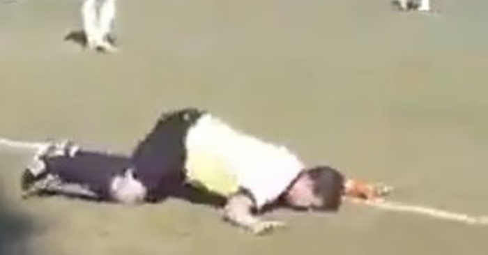 VIDEO: Trọng tài say rượu ngã sấp mặt vì chạy theo cầu thủ