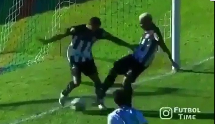 VIDEO: Cầu thủ bị đồng đội cướp bàn thắng trong đau đớn
