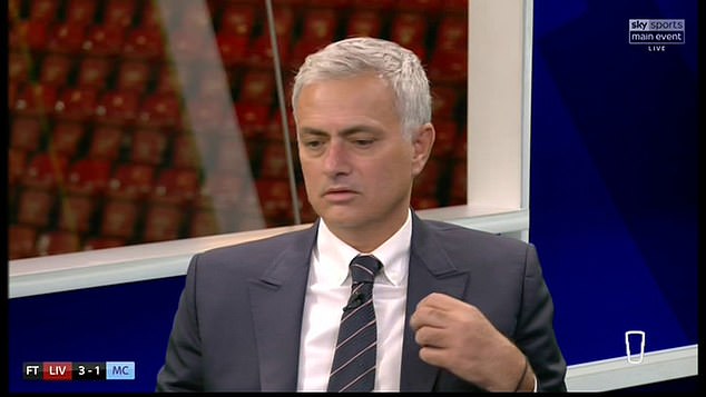 Mourinho: 'Có quá nhiều điều để nói về trận đấu, ngoài pha chạm tay' 