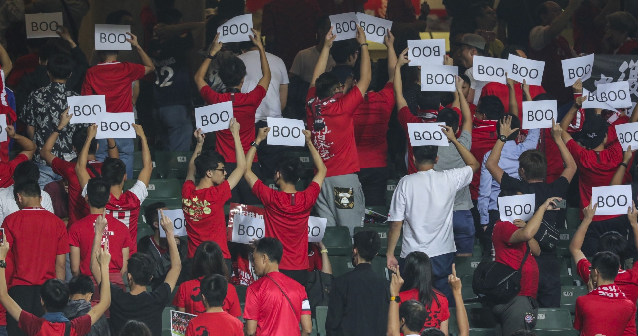 CĐV Hồng Kông dùng 'ngón tay giữa' để cổ vũ cho ĐTQG tại VL World Cup