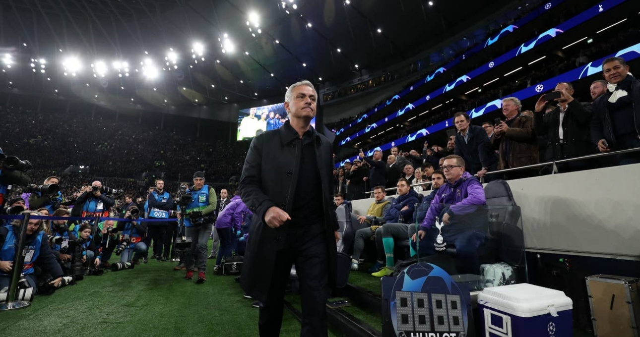 Mourinho hành động 'đốn tim' fan tại Champions League
