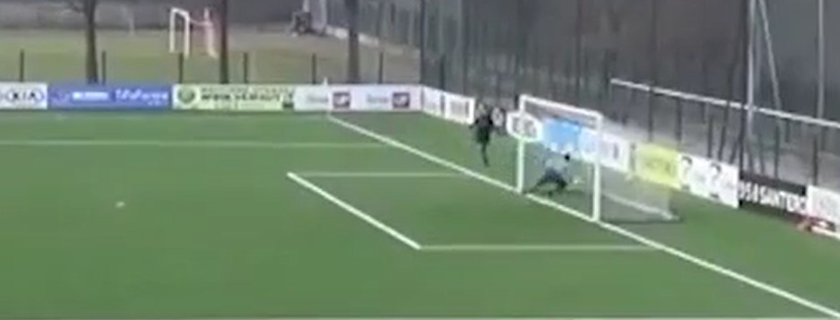 VIDEO: Sút bóng từ giữa sân khiến thủ môn bay luôn vào lưới
