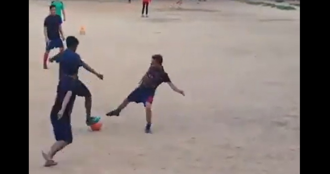 VIDEO: Hơn 18 vạn lượt xem cậu bé ấn độ xỏ háng cả sân bóng