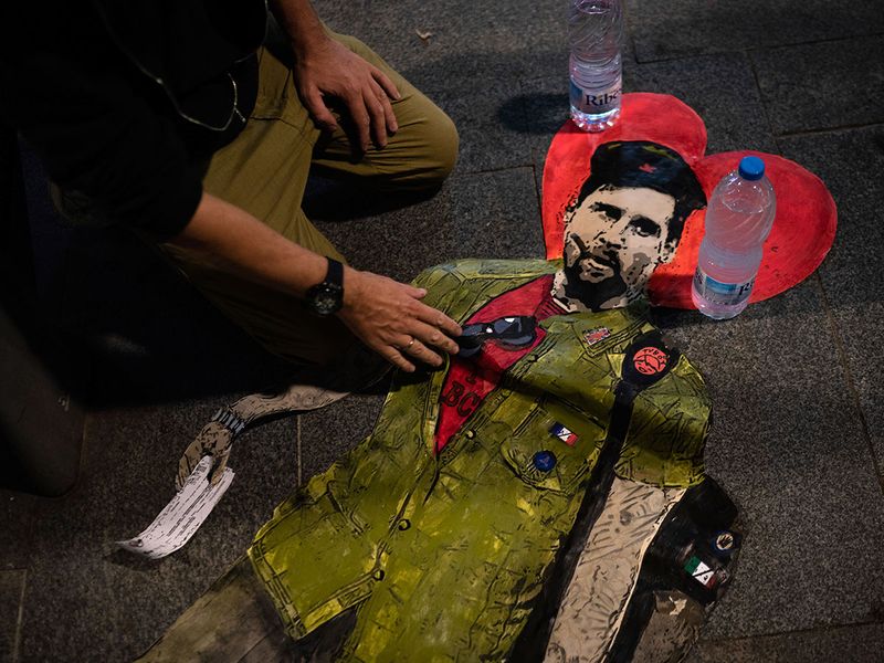CHÙM ẢNH: Messi 'hóa' huyền thoại cách mạng trên đường phố Tây Ban Nha