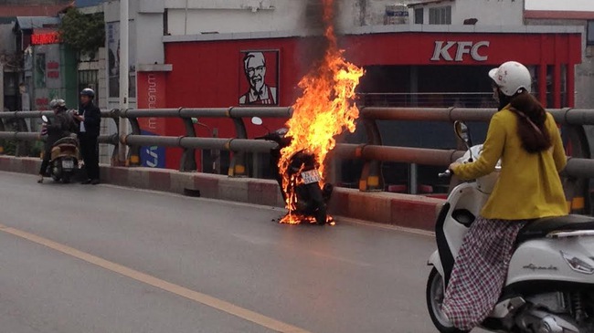 Xe máy bốc cháy dữ dội trên cầu vượt Lê Văn Lương - Hà Nội