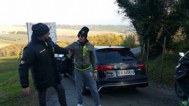Thần đồng, huyền thoại MotoGP Valentino Rossi bị tai nạn khi lái ô tô
