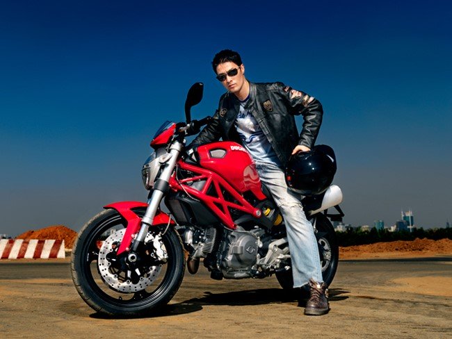 Johnny Trí Nguyễn bị tai nạn, mô tô Ducati 400 triệu vỡ nát