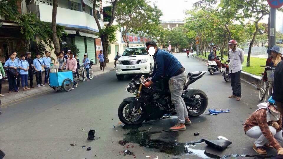 Sài Gòn:BMW S1000RR bung bét sau tai nạn vì phóng bạt mạng