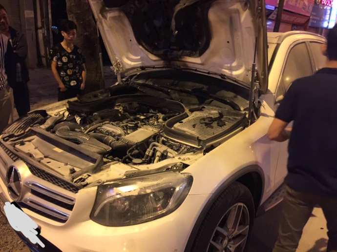 Video: Mercedes-Benz GLC bất ngờ bốc cháy động cơ tại Hà Nội