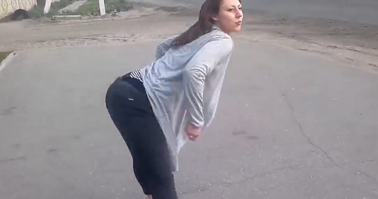 Video: Cô gái nhảy sexy khiến ô tô lao đầu vào xe máy