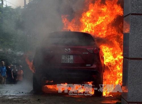 Video: Xe Mazda CX-5 biển Hà Nội bốc cháy ngùn ngụt