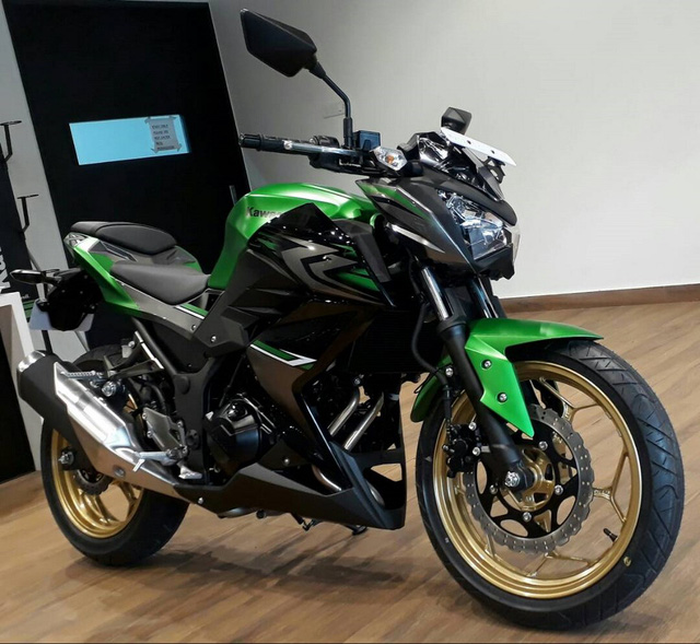 Naked bike giá rẻ Kawasaki Z250 2017 xuất hiện tại đại lý