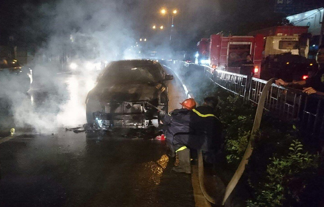 Xe Toyota Camry bất ngờ bốc cháy khi đang lưu thông