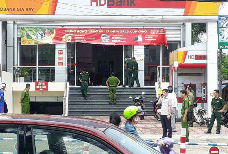 Hai đối tượng đi xe máy lao vào cướp ngân hàng tại Đồng Nai
