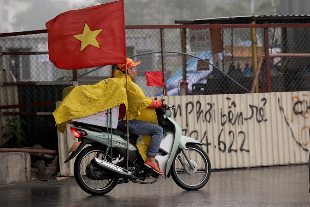Hà Nội: Xe cộ rực cờ đỏ sao vàng cổ vũ U23 Việt Nam